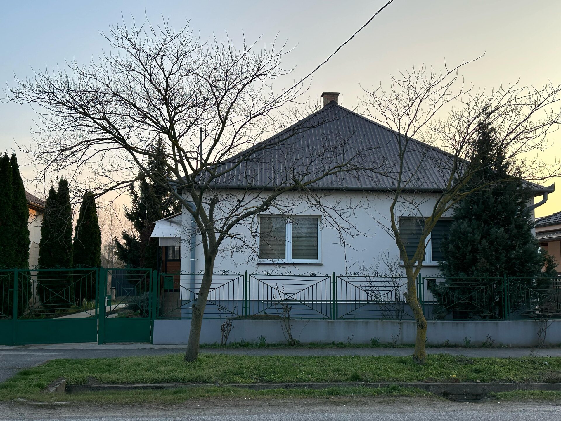Az eladó kisvárdai családi ház utcafronti homlokzata