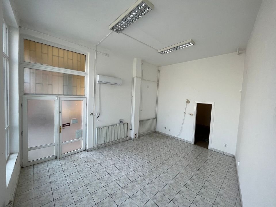 A 46 m²-es kisvárdai üzlethelyiség tágas, utcára nyíló fő tere
